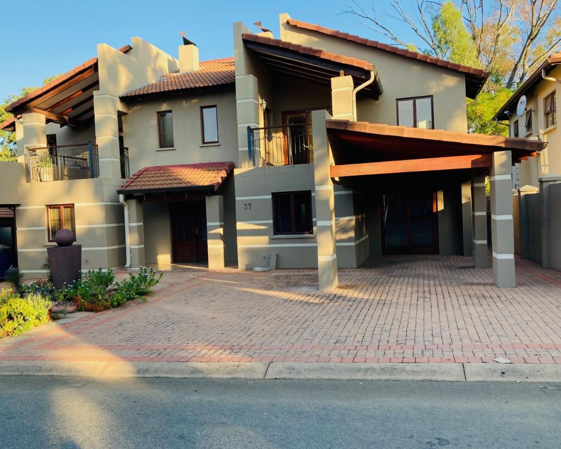 37 On Eagles Hotell Hartbeespoort Exteriör bild