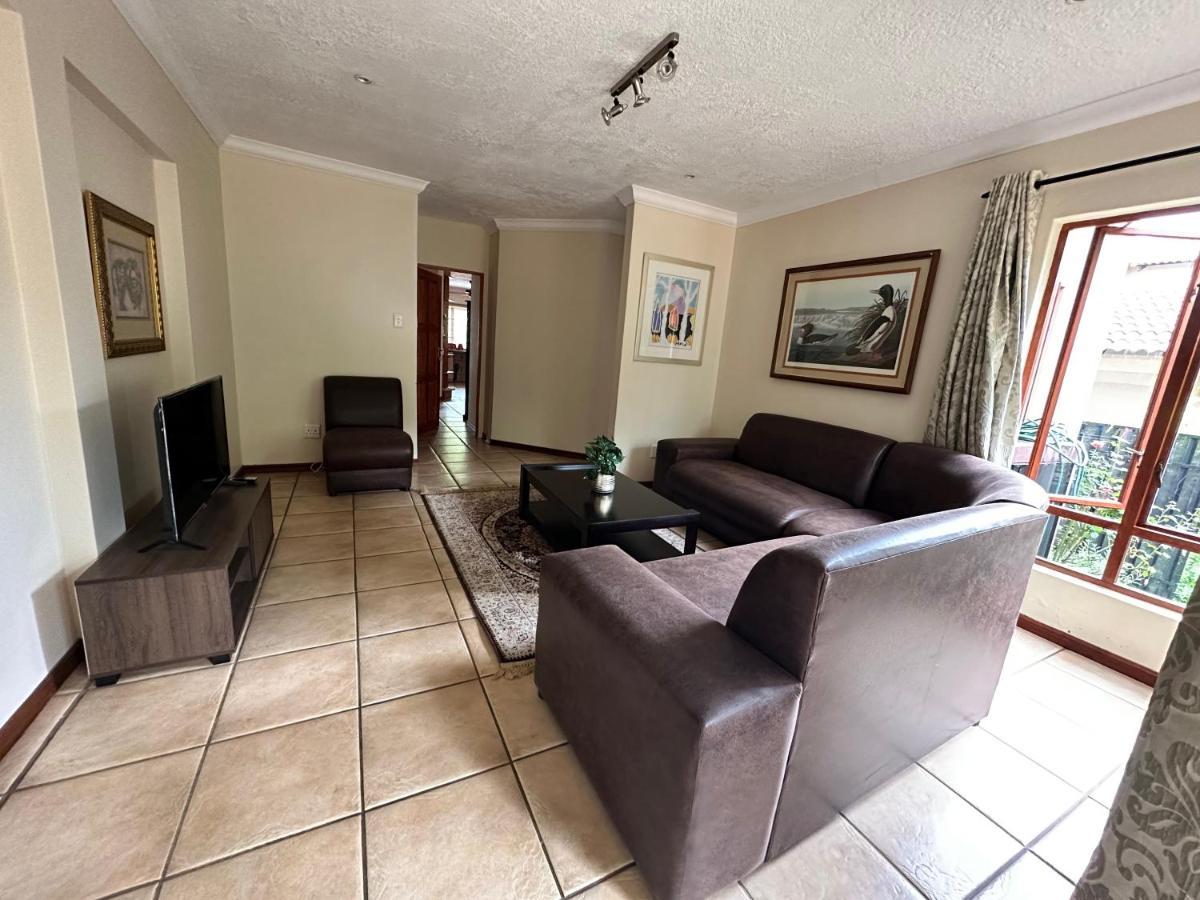 37 On Eagles Hotell Hartbeespoort Exteriör bild